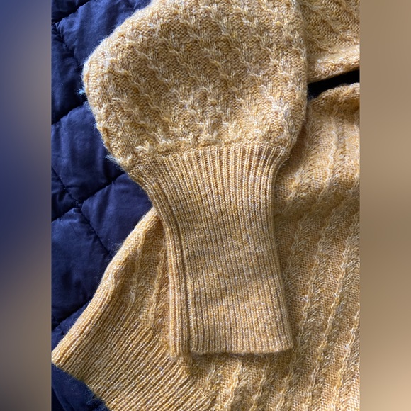 Yellow v-neck stitched sweater - Picture 4 of 5